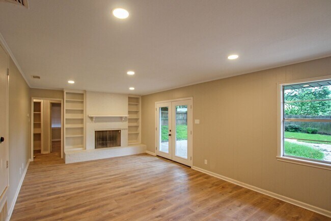 Foto del edificio - Almost Ready! Stunning 4-bedroom, 2-bath b...