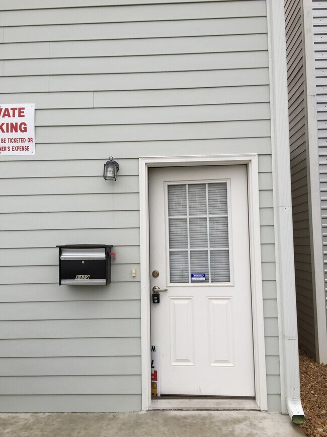 Foto del edificio - Large two bedroom apartment about a block away from Washburn University