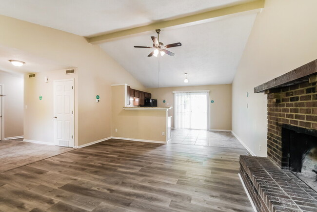 Foto del edificio - 5614 Streamside Dr