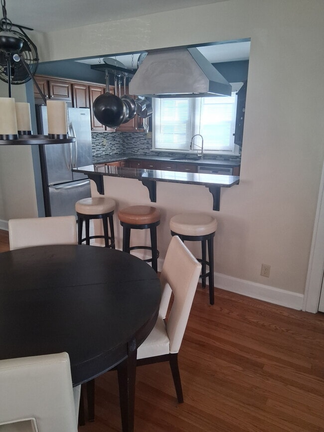 Building Photo - 624 Providence St