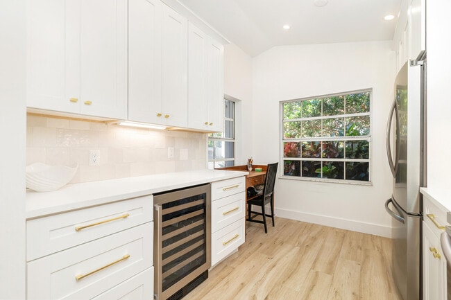 Building Photo - 15 Commodore Pl