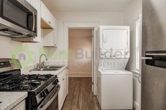 Foto del edificio - PERFECT HOME FOR STUDENTS OR PROFESSORS IN THE UNM AREA!!