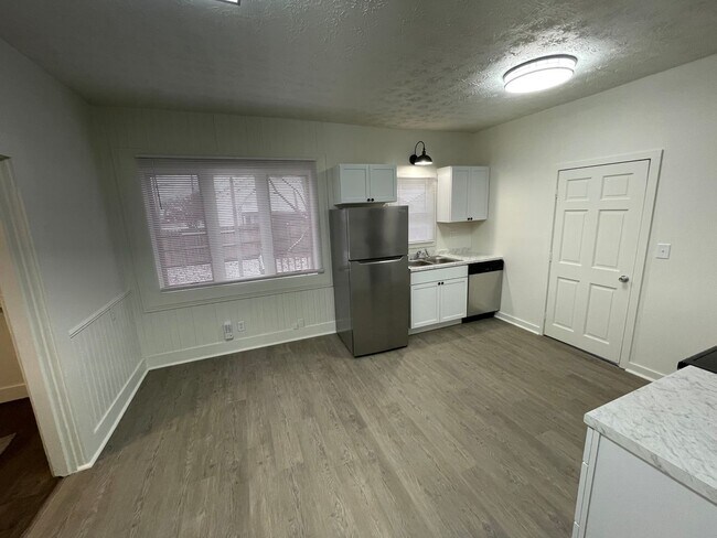 Foto del edificio - 5 Bedroom Available NOW