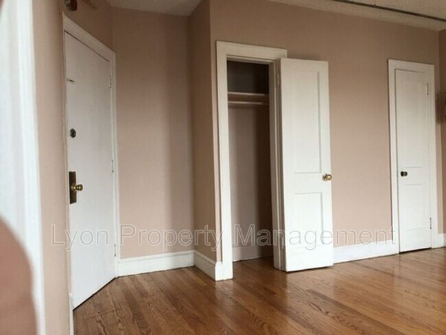 Building Photo - 836 Main St