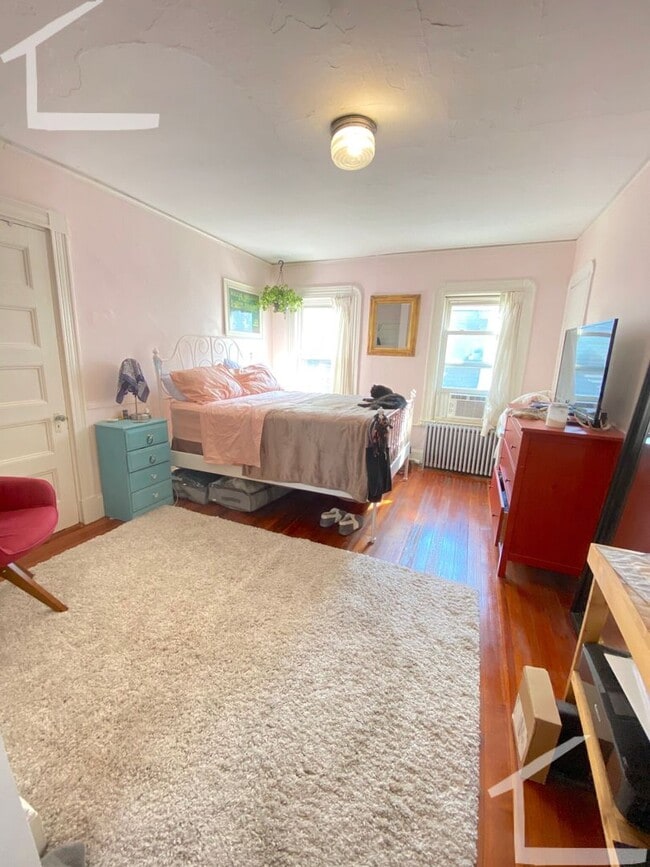 Building Photo - check out my 4.5 bed 2 bath in Allston......