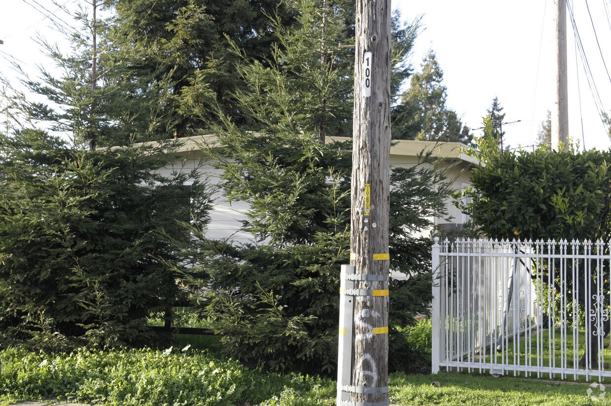 Foto del edificio - 672-684 Cherry Way