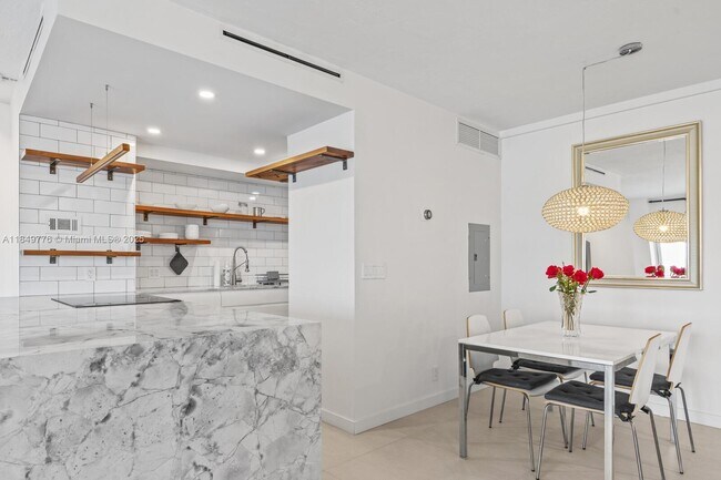 Foto del edificio - 880 NE 69th St
