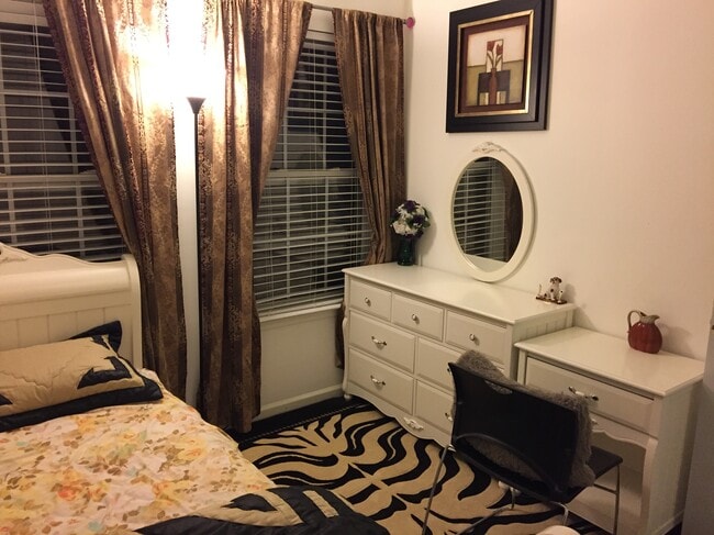 Building Photo - 2830 Barrymore St