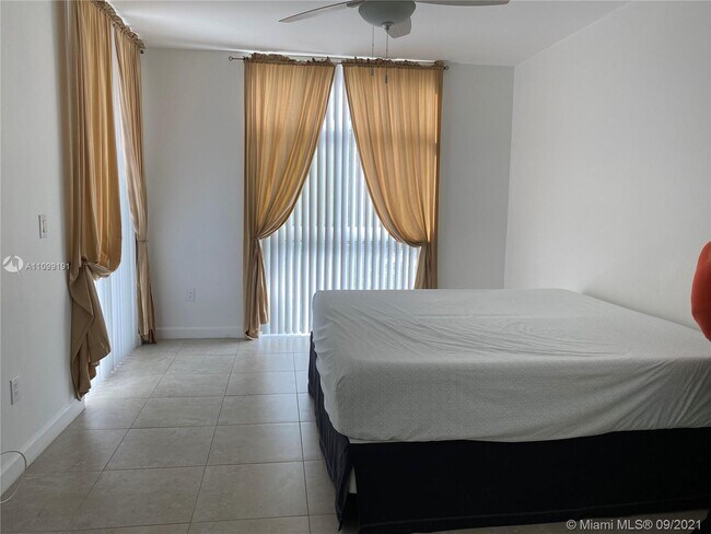 Foto del edificio - 9725 NW 52nd St