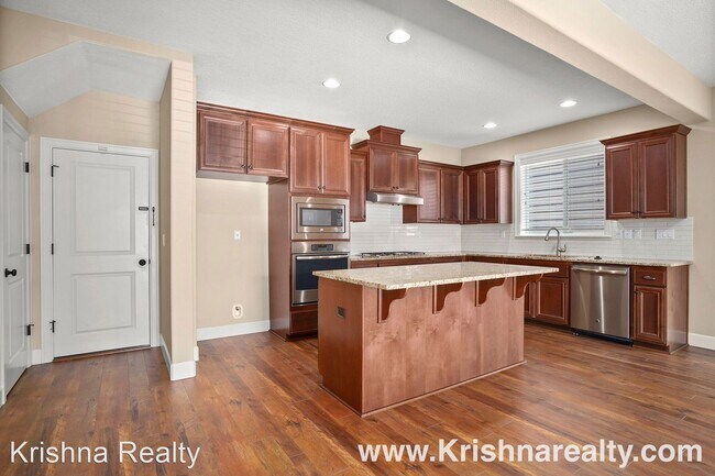 Building Photo - 3 br, 2.5 bath House - 4049 SE Oakhurst St.