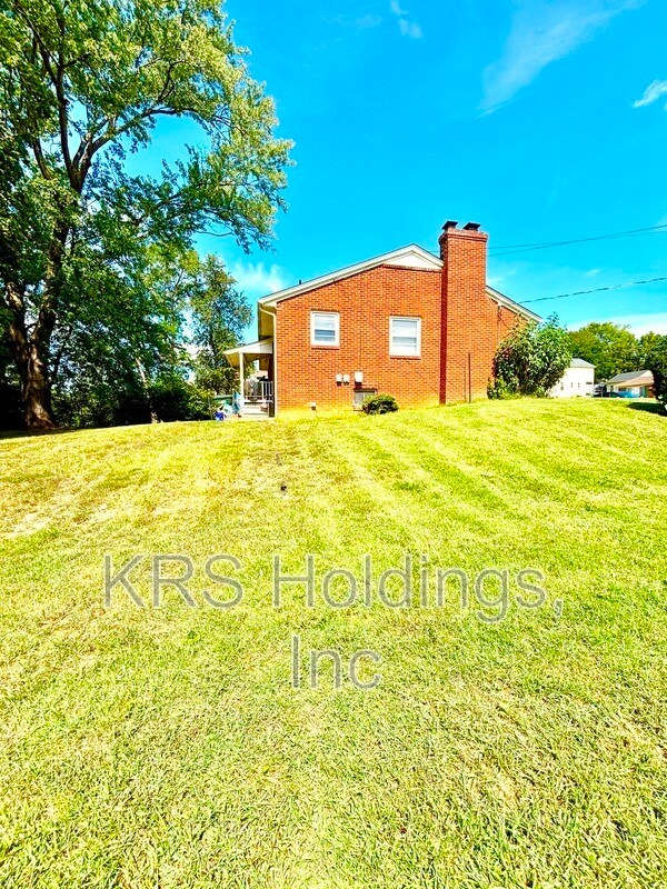 Foto del edificio - 2400 Forest Dr