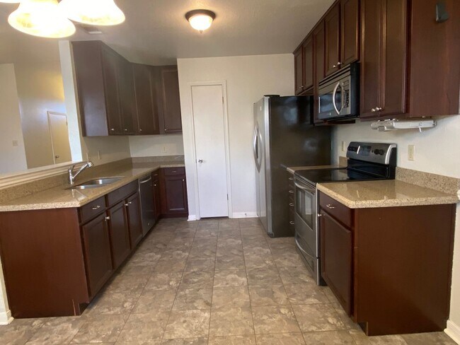 Building Photo - UPDATED 3 BEDROOM, EASY COMMUTE