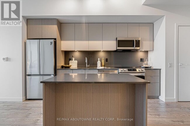 Building Photo - 125 Bronte Rd