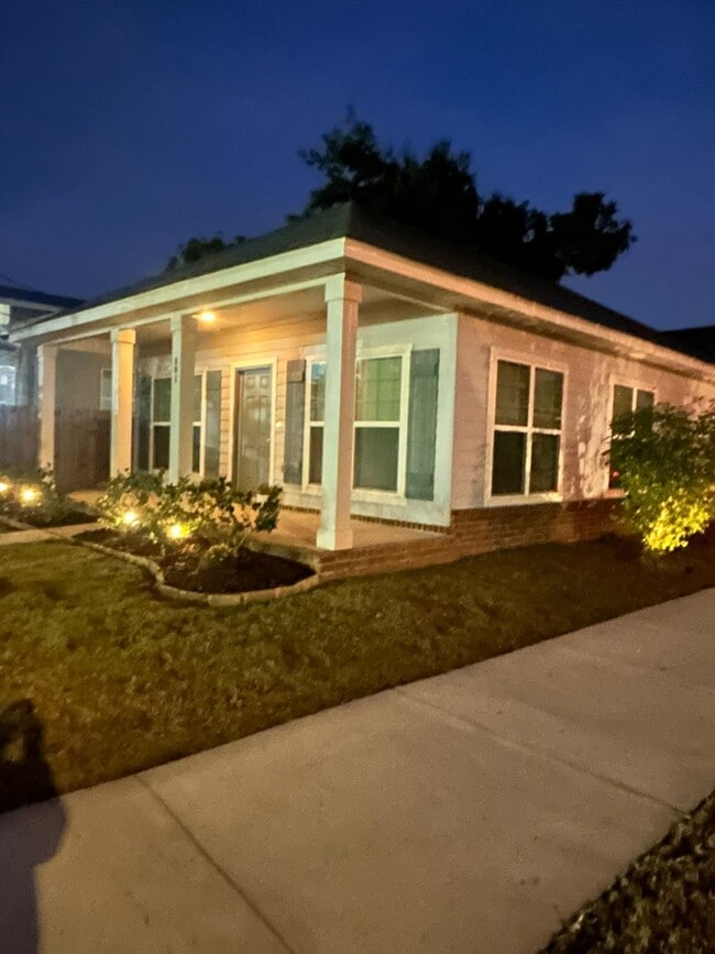 Building Photo - 801 E Gonzalez St