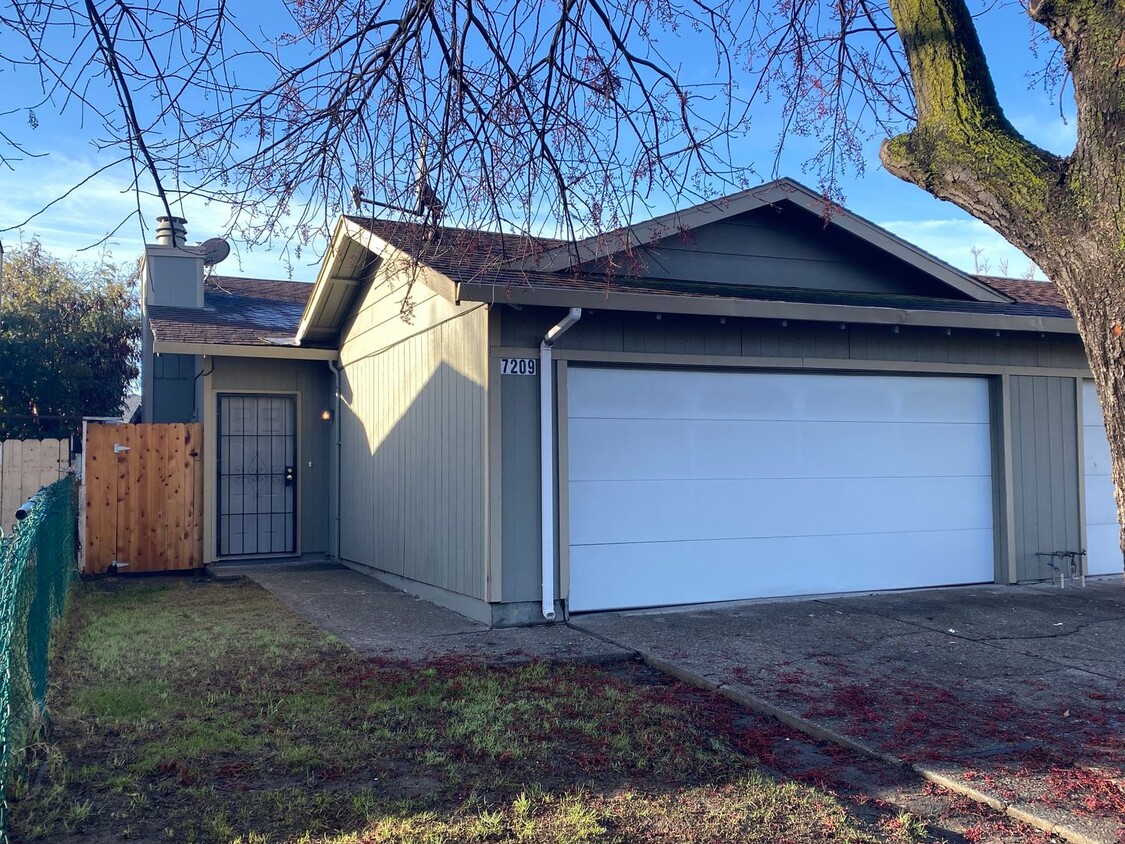 Primary Photo - Spacious 3 Bedroom Duplex in Lincoln Schoo...
