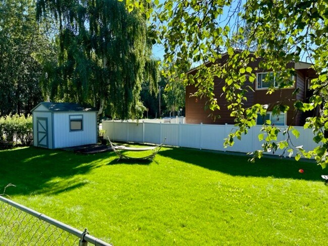 Foto del edificio - Downtown Furnished Two Bed Unit in Duplex-...