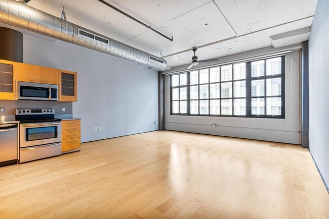Stylish, south-facing 1-bdrm/1-bath loft in the Pearl—Deeded parking & storage - Stylish, south-facing 1-bdrm/1-bath loft in the Pearl—Deeded parking & storage