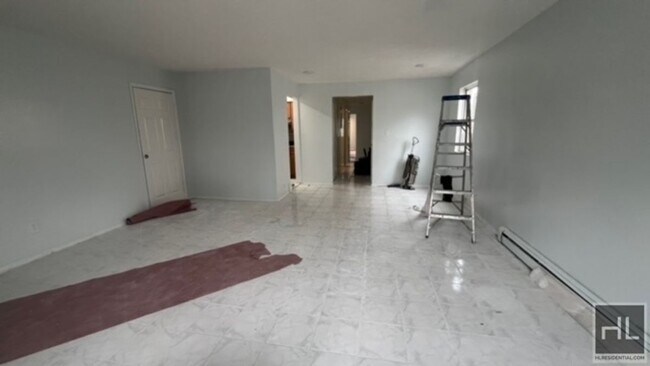 Foto del edificio - FRESHLY RENOVATED VERY LARGE AND SPACIOUS ...