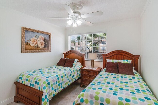 Foto del edificio - 1715 Village Blvd