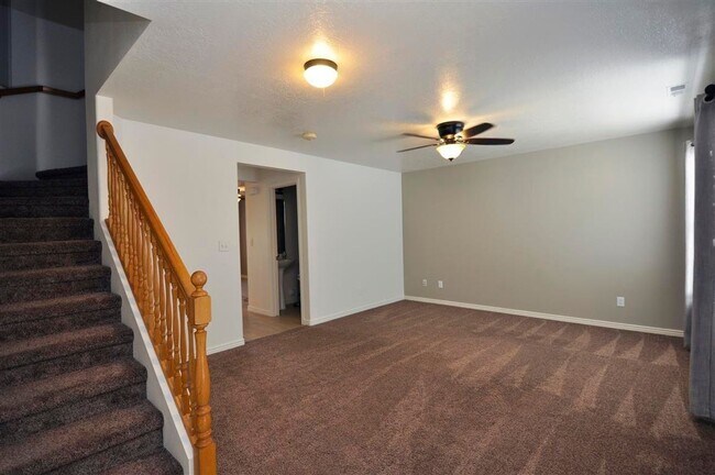 Building Photo - Cute Hidden Valley Townhome!