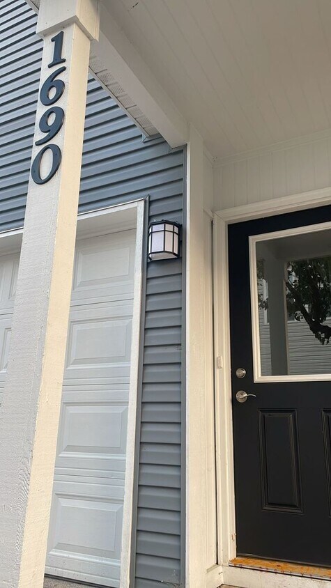 Foto principal - 1690 Simms St