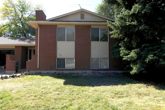 Building Photo - 311 E Swallow Rd