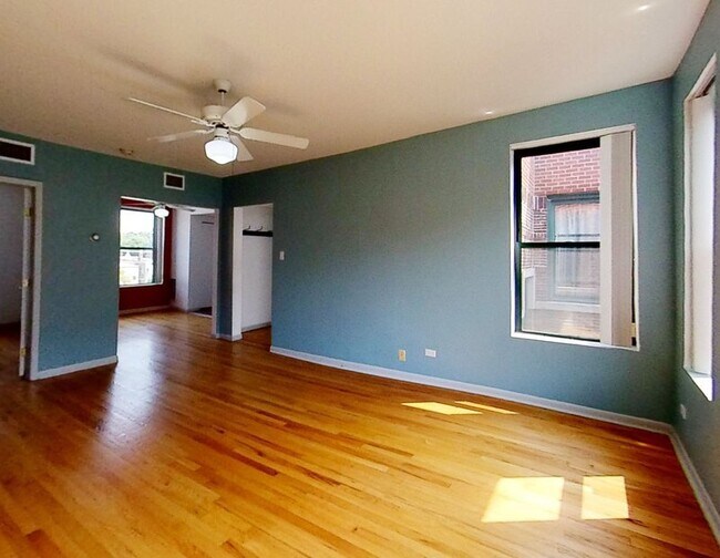 Building Photo - 1435 W Balmoral Ave