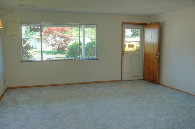 Foto del edificio - Spacious Renton Rambler w/ a HUGE Backyard!