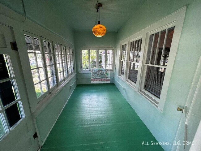 Building Photo - 902 S Cascade Ave