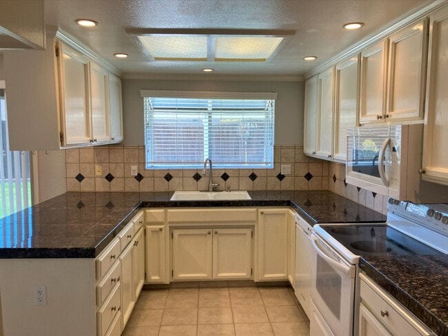 Building Photo - 1113 Wildflower Dr