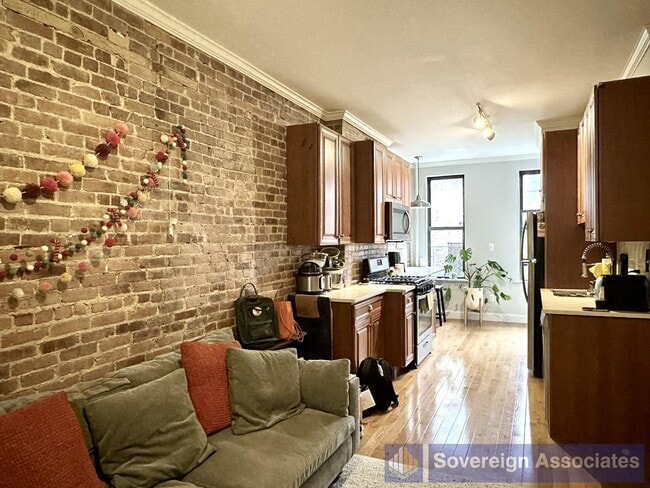 Building Photo - 516 E 84th St