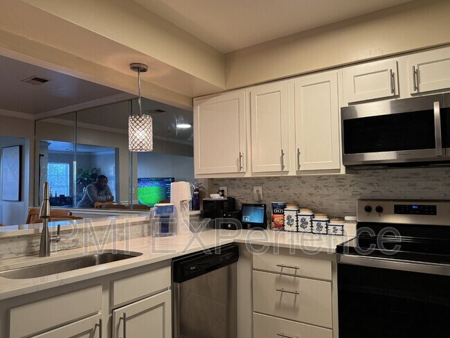 Building Photo - 5832 Holly Springs Dr W