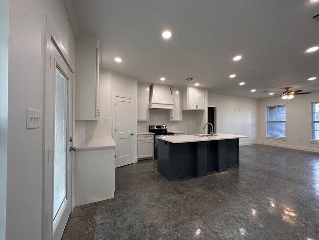Building Photo - Wonderful 3/2 in South Lake Charles!