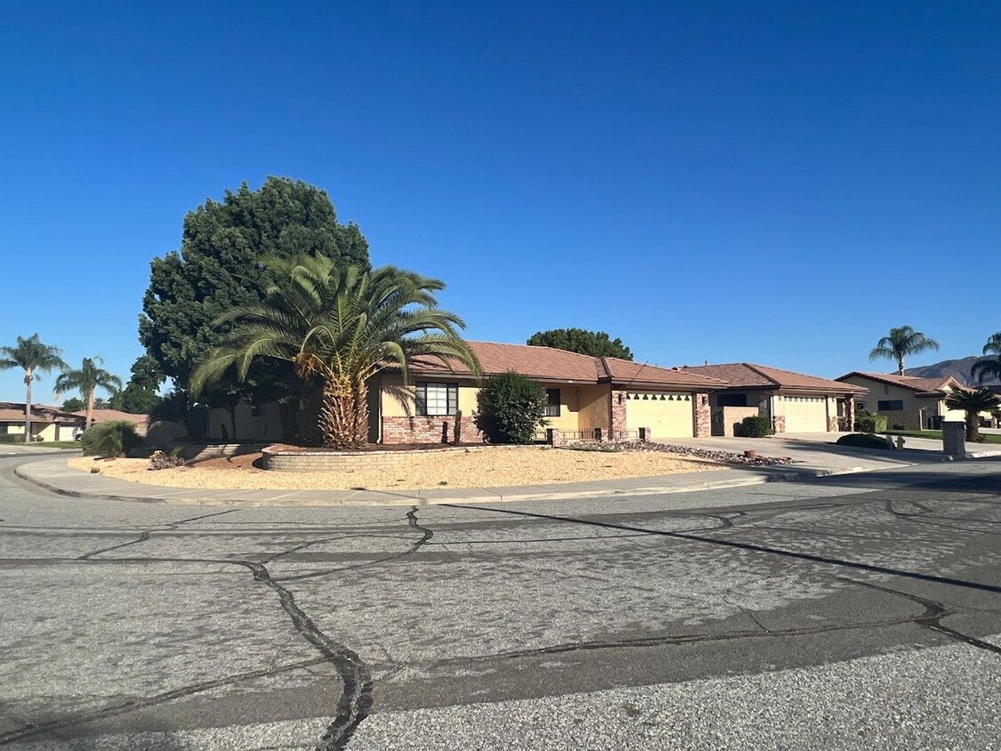 Primary Photo - HUGE FAMILY HOME IN BEAUTIFUL EAST HEMET N...