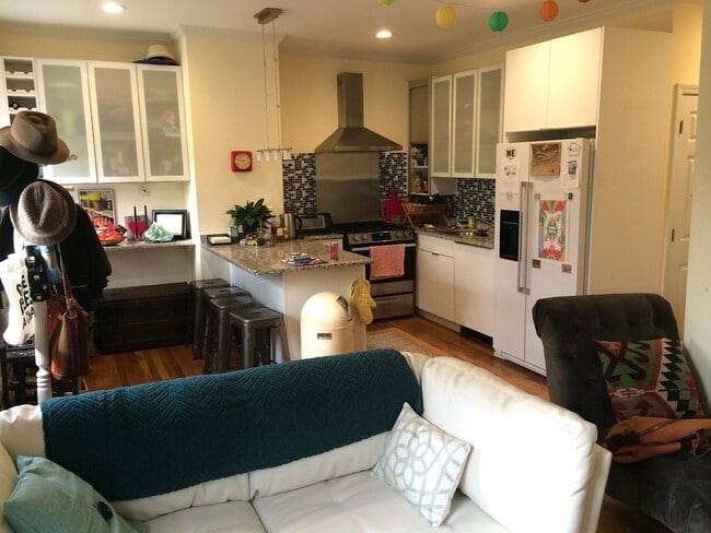 Building Photo - 174 Bolton St