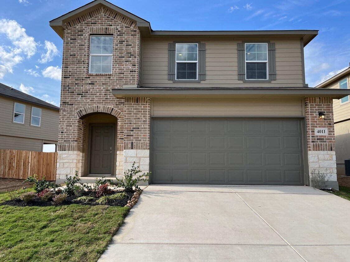 Primary Photo - Beautiful 4 bedroom, 2.5 bathroom home in ...