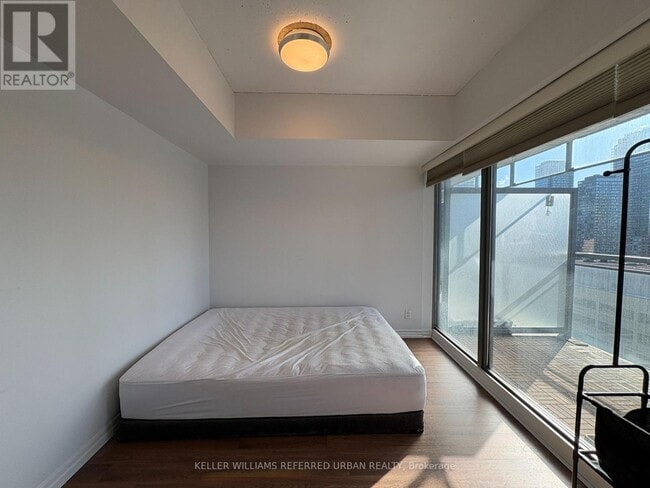 Photo du bâtiment - 22 Wellesley St E