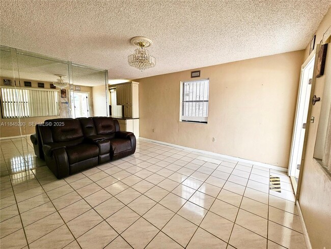 Foto del edificio - 4596 E 8th Ct