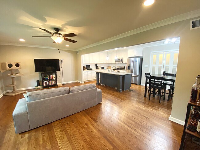 Building Photo - 2939 Glenbrook Dr