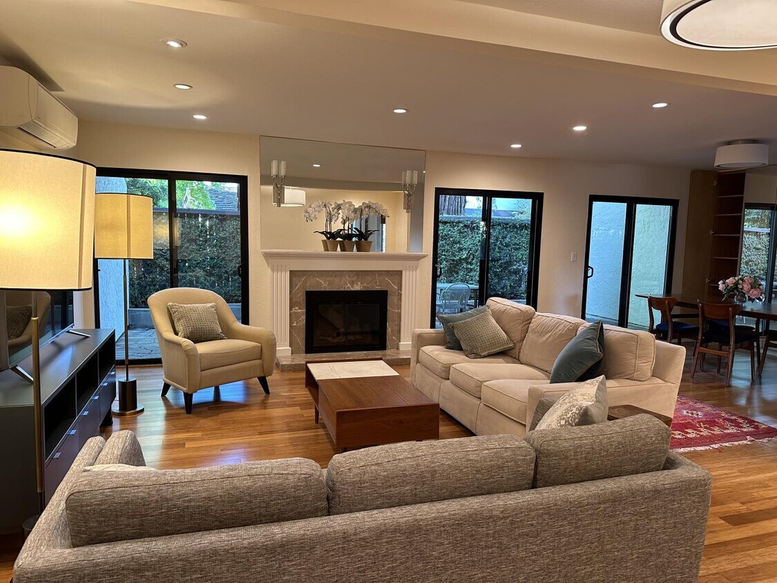 Foto del edificio - 2458 Sharon Oaks Dr