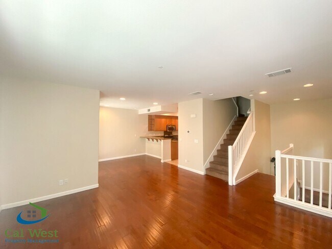Foto del edificio - $3795 - 3 Bed/2.5 Bath Tri-level Townhome ...