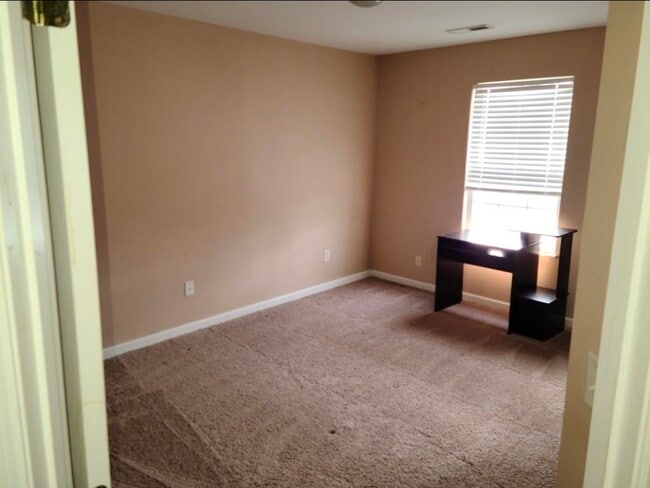 Building Photo - 904 Glendower Way