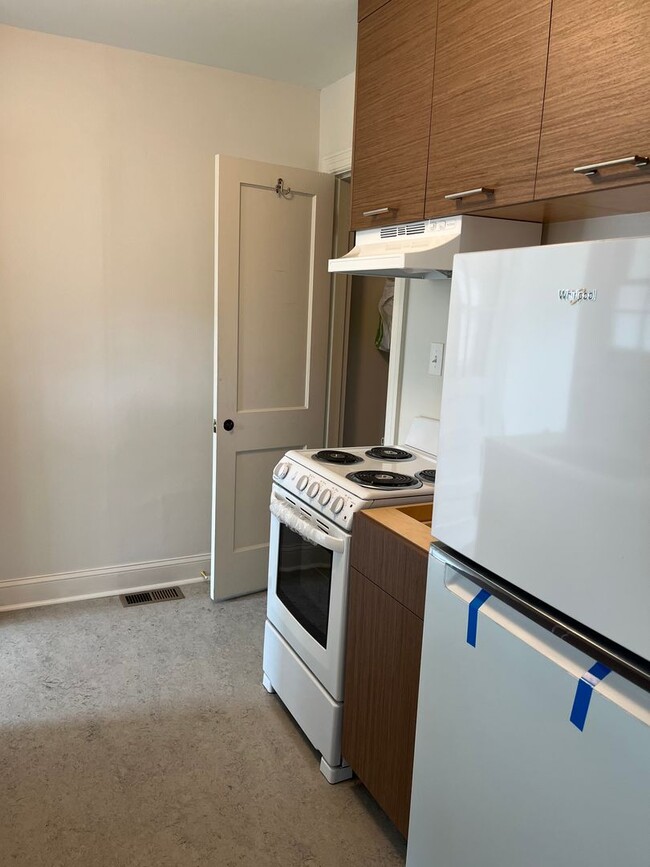 Building Photo - Renovated 2 Bedroom/ 1 Bath Duplex minutes to 12th South, Lipscomb, Belmont and Vandy with 2 Car ...