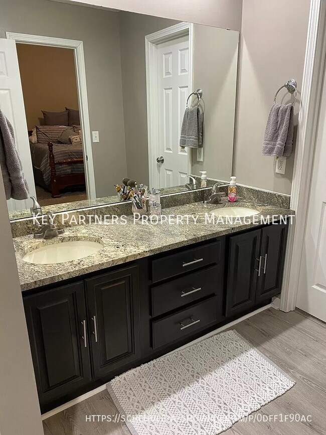 Building Photo - 9232 Boehm - Spacious Townhome!