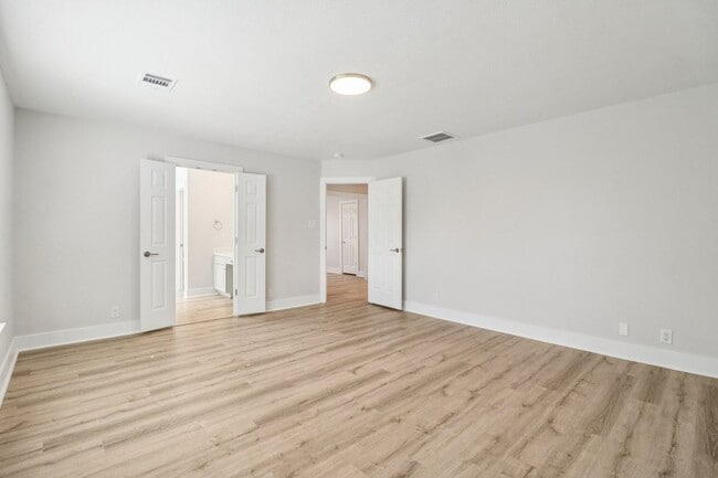 Foto del edificio - 23607 Silver Creek