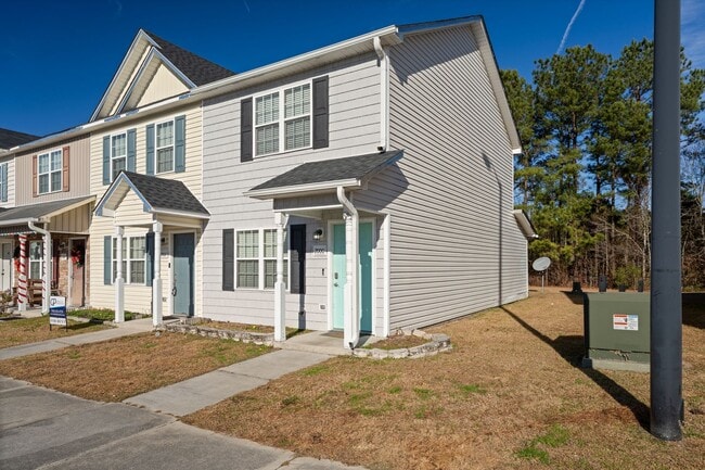 Building Photo - Move-In Ready Townhome Near Camp Lejeune