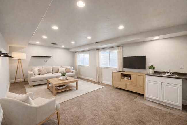 Foto del edificio - 5 bed 3 bath home in quiet neighborhood!