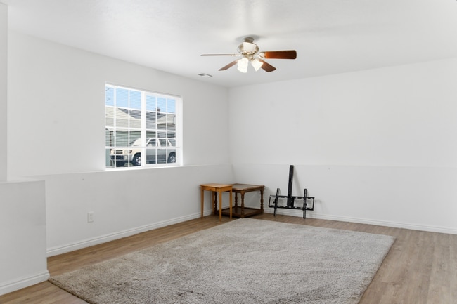 Building Photo - 464 E Center St