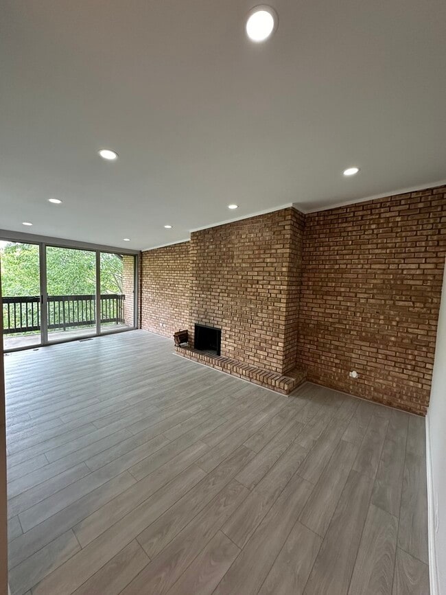 Building Photo - 5700 Hillcrest Ln