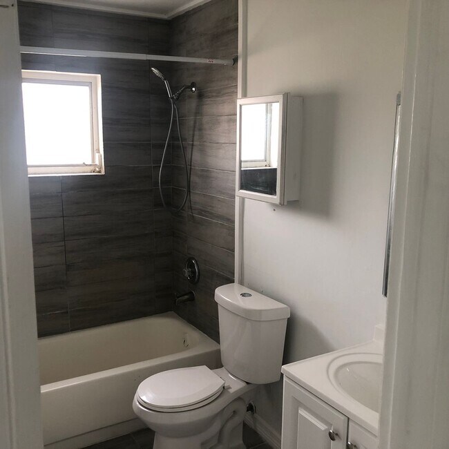 Foto del edificio - Tudor Dr Duplex